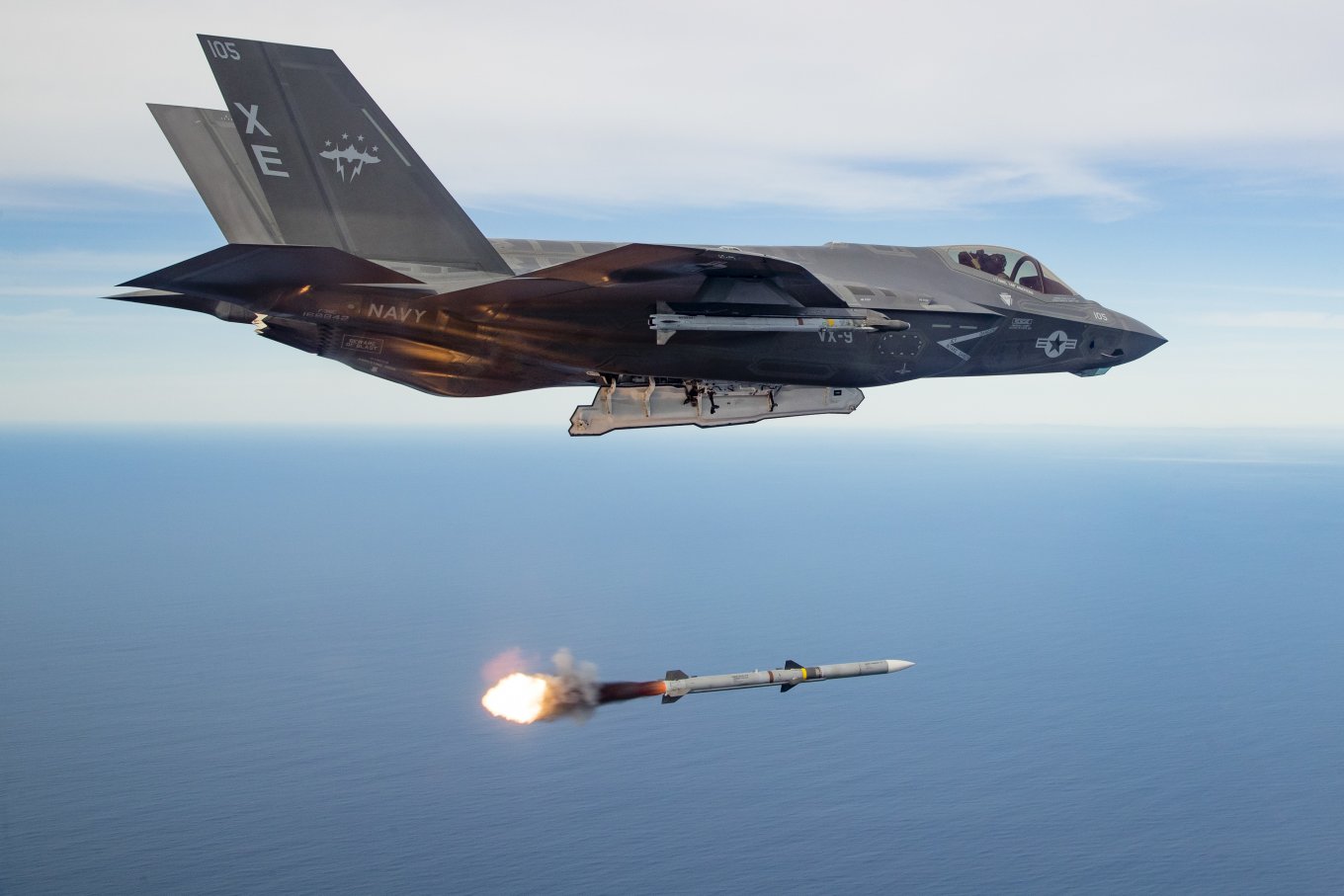 Пуск AIM-120 з F-35