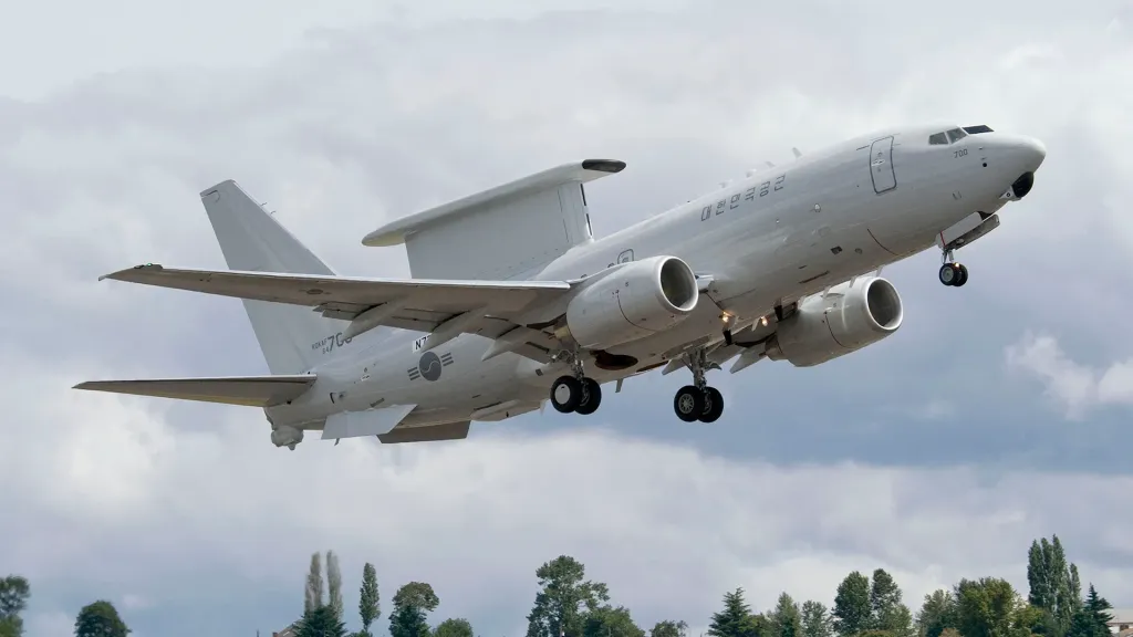 Американський літак ДРЛВ E-7 Wedgetail на службі Південної Кореї, де має місцеве позначення Boeing E-737