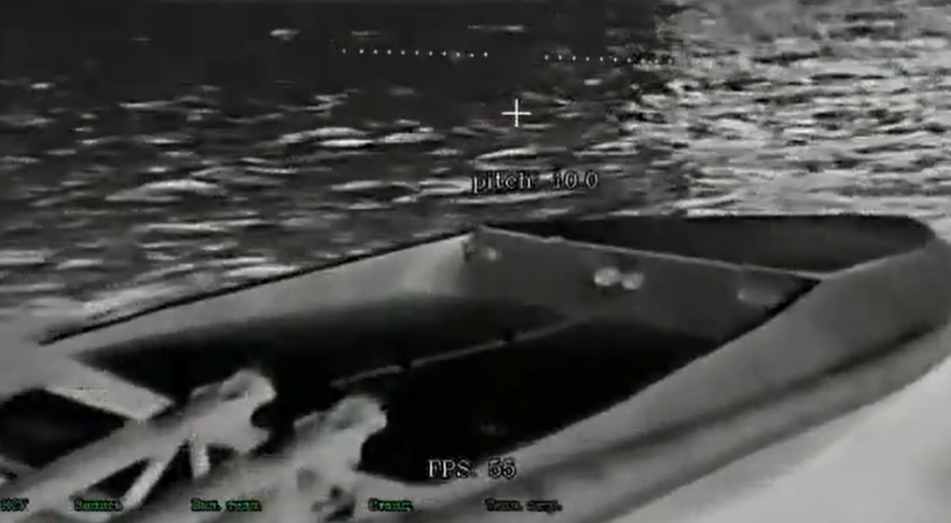 Той самий відсік з ймовірно відкидними дверцятами де можуть розміщуватись FPV-дрони