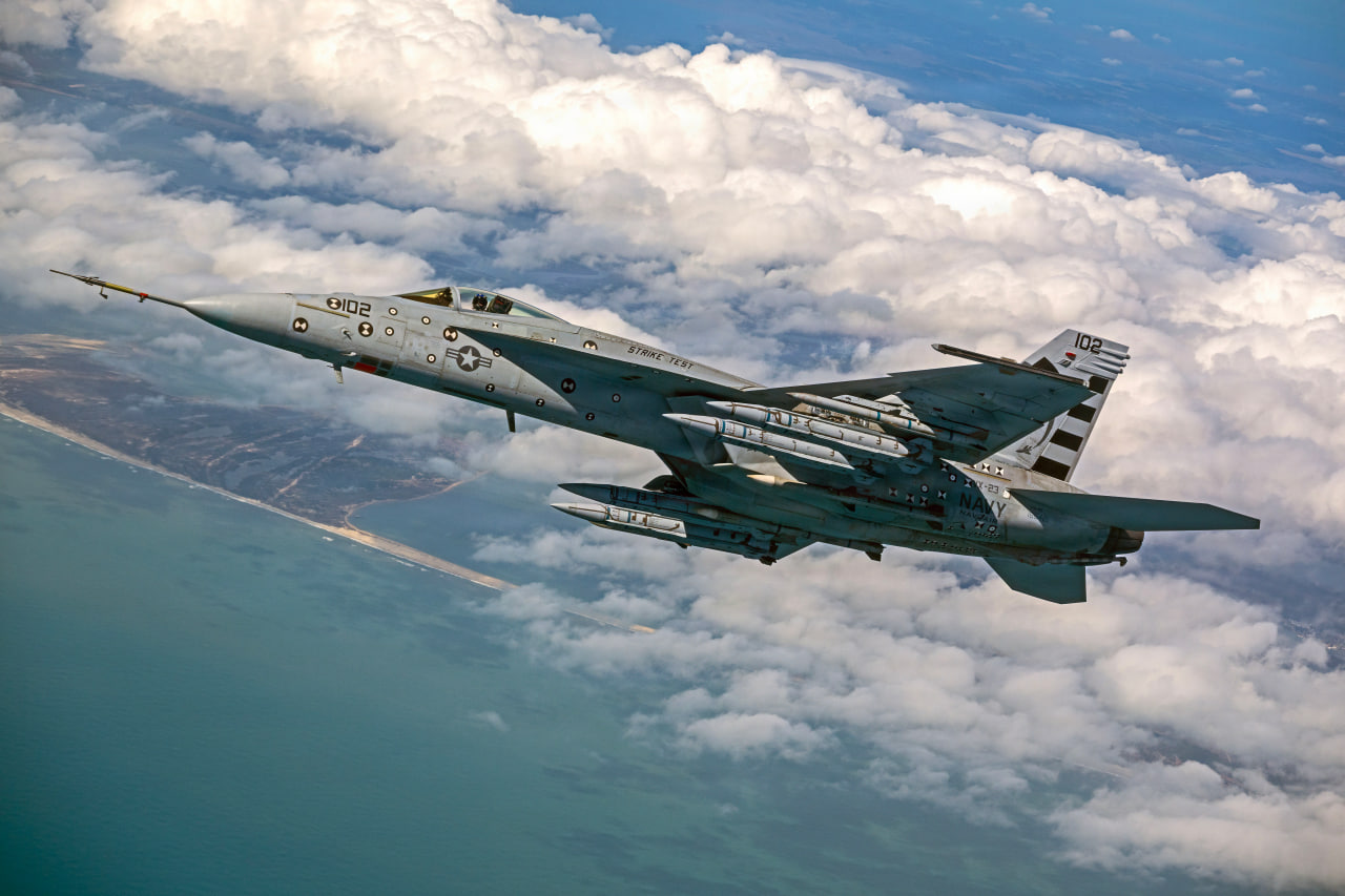 Палубний F/A-18E/F із новітньою ракетою AIM-424 LRAAM під час випробувань
