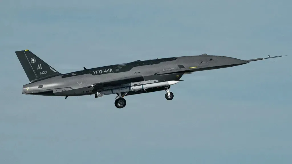 безпілотний винищувач YFQ-44A з ракетами 