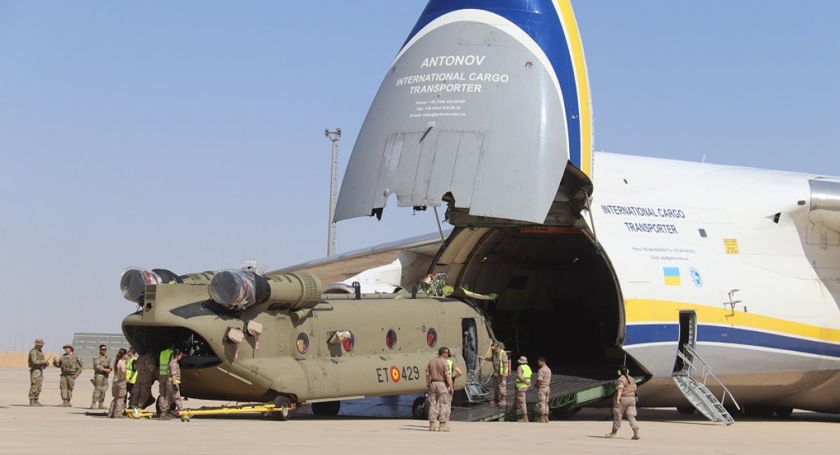 Український Ан-124 доставив в Ірак два іспанські гелікоптери Chinook F