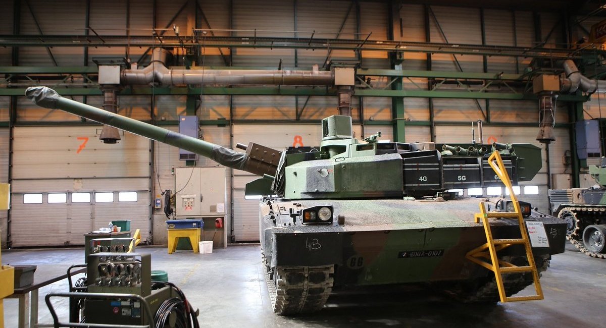 Французький танк Leclerc на технічному обслуговуванні, ілюстративне фото з відкритих джерел