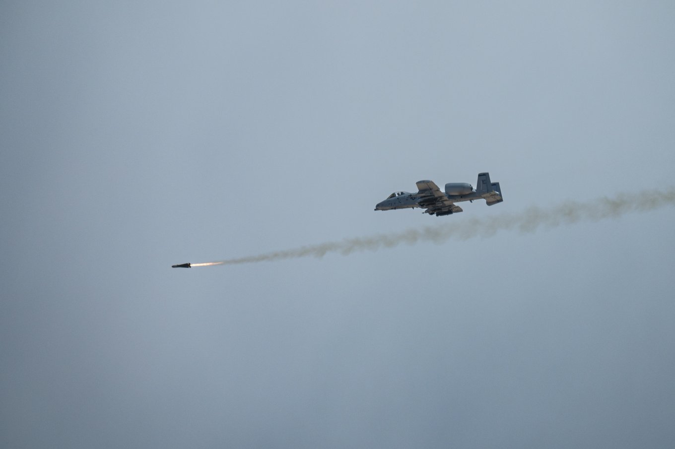 Пуск AGM-65 Maverick з борту A-10 Thunderbolt II ВПС США