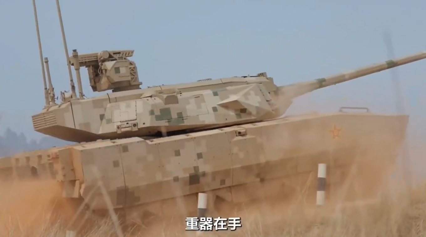 Танк Type 100 під час навчань
