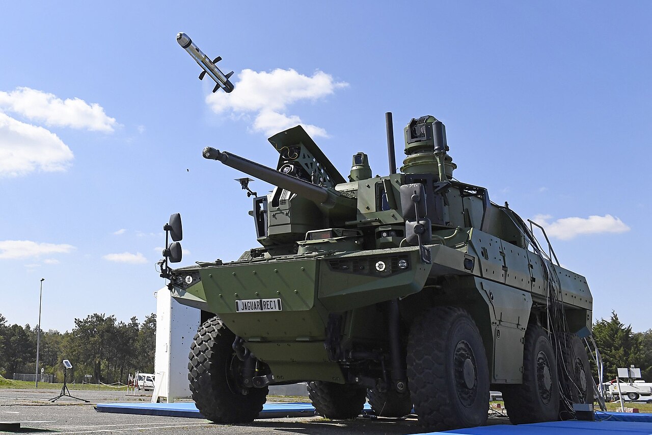 Розвідувальна машина EBRC Jaguar з 40 мм CTA гарматою