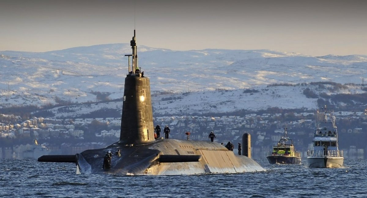 Атомний човен класу Vanguard та допоміжні суда поряд, кожен такий підводний човен несе 16 ракет типу Trident II
