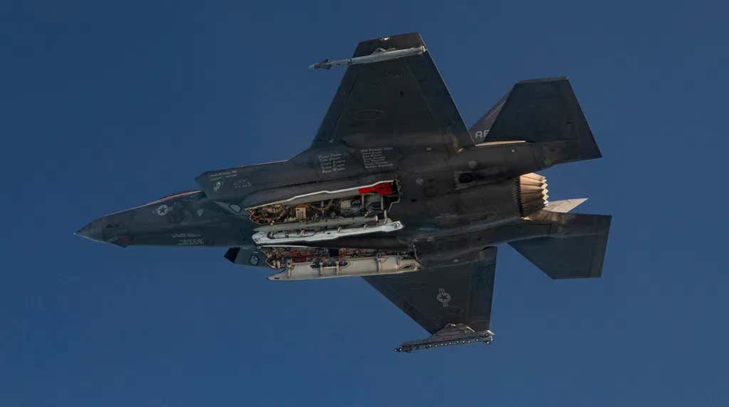 Стелс-винищувач F-35A під час випробувань з ядерною бомбою