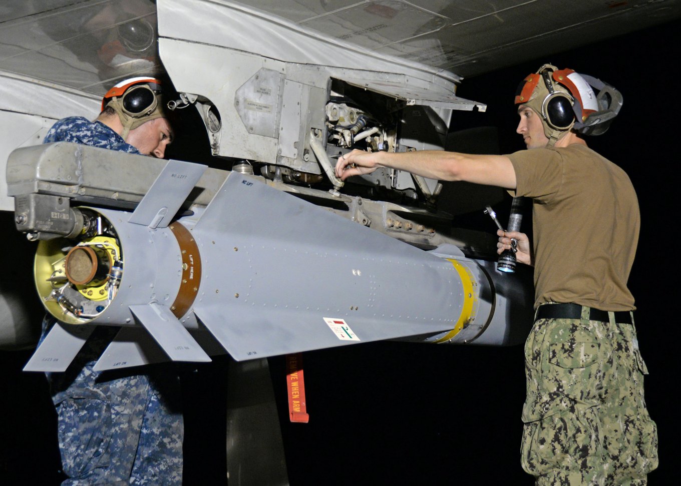 AGM-65 Maverick під крилом P-3C