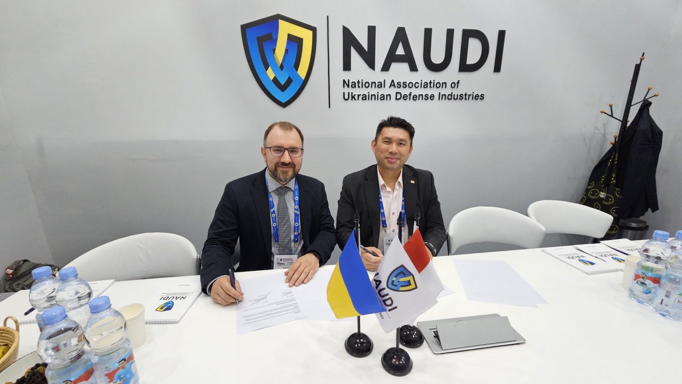 Виконавчий директор NAUDI Сергій Гончаров та президент DEFINA Келвін Чонг (Kelvin Chong) під час підписання Меморандуму про співпрацю