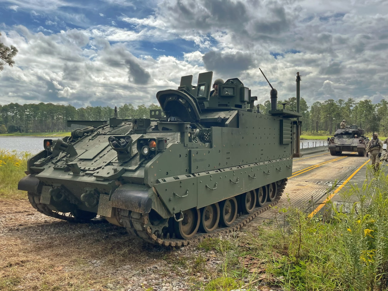 БТР AMPV та БМП Bradley позаду неї