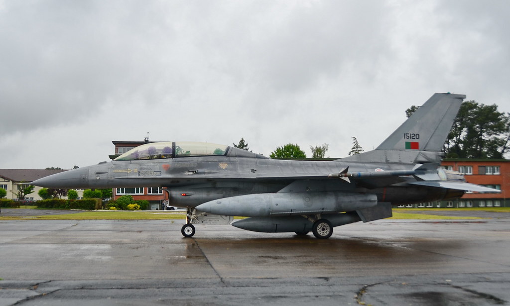Навчально-бойовий F-16BM ВПС Португалії