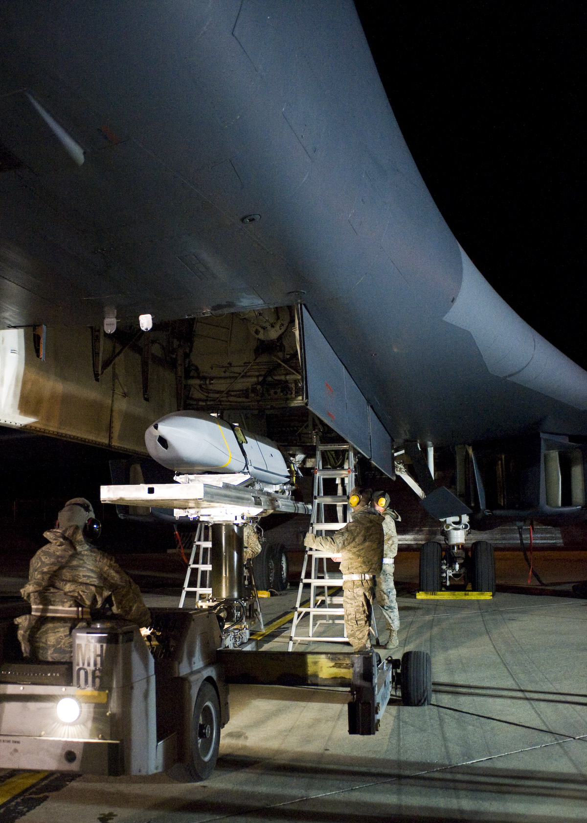 Для оновлення стратегічного B-1 у США зробили те саме, що в Україні з Су-27 та МіГ-29 - встановили новий пілон