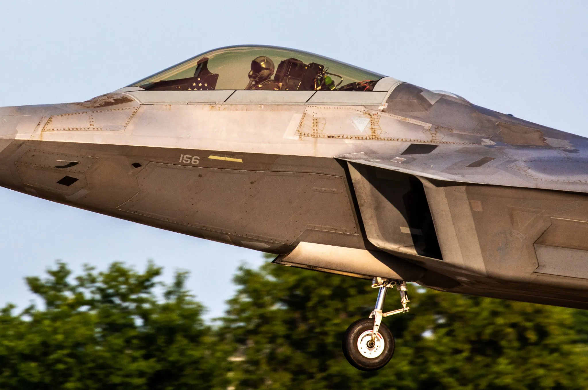 Винищувач F-22 з ознаками зносу спеціального стелс-покриття