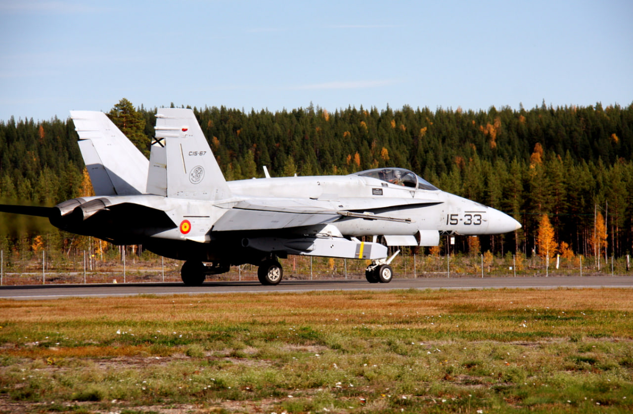 Винищувач EF-18 з крилатою ракетою Taurus зі складу ПС Іспанії