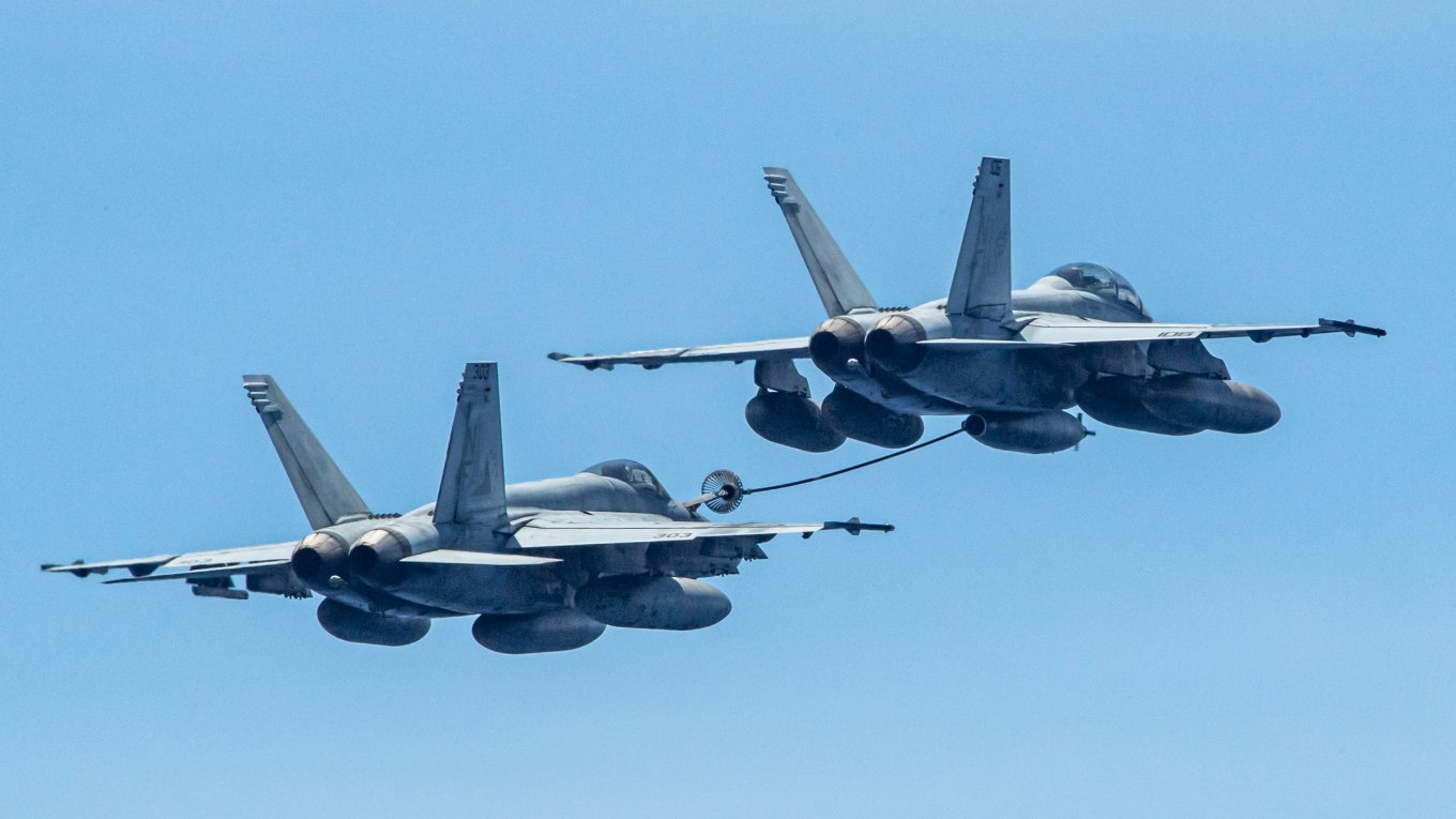 Перший бойовий MQ-25A Stingray здійснив свій перший політ, чому на цей неозброєний БПЛА ВМС США роблять величезну ставку