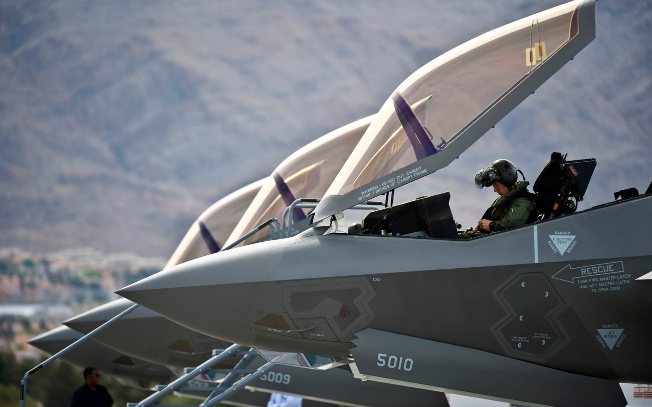 Винищувач F-35 із відкритим ліхтарем кабіни