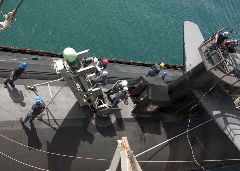 Завантаження важкої торпеди Mk 48 на підводний човен