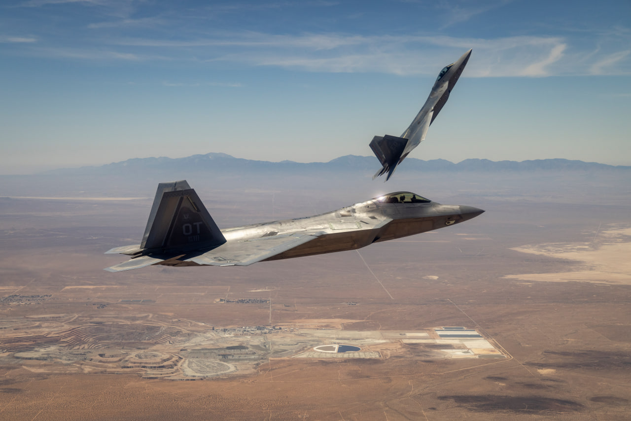 Винищувачі F-22, що базуються на авіабазі Едвардс