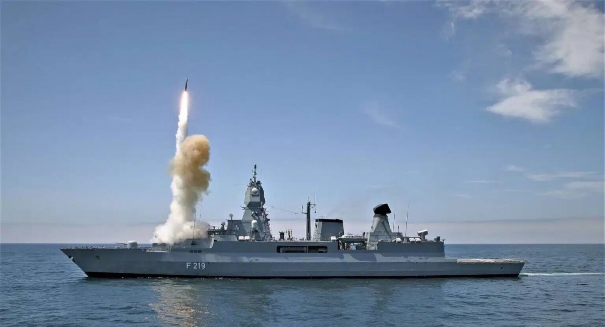 Запуск зенітної ракети SM-2 із німецького фрегата Sachsen