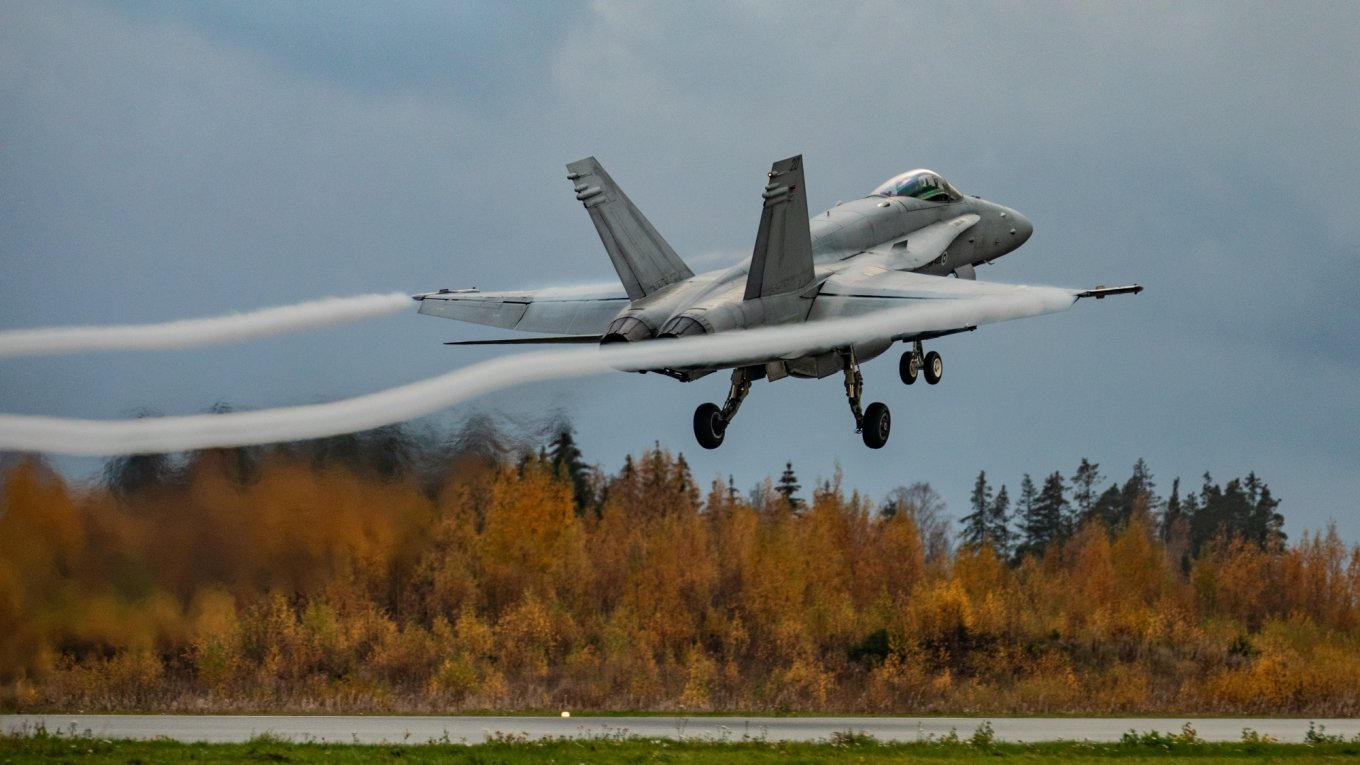 F/A-18 Hornet ВПС Фінляндії злітає з траси. Фото - Ilmavoimat
