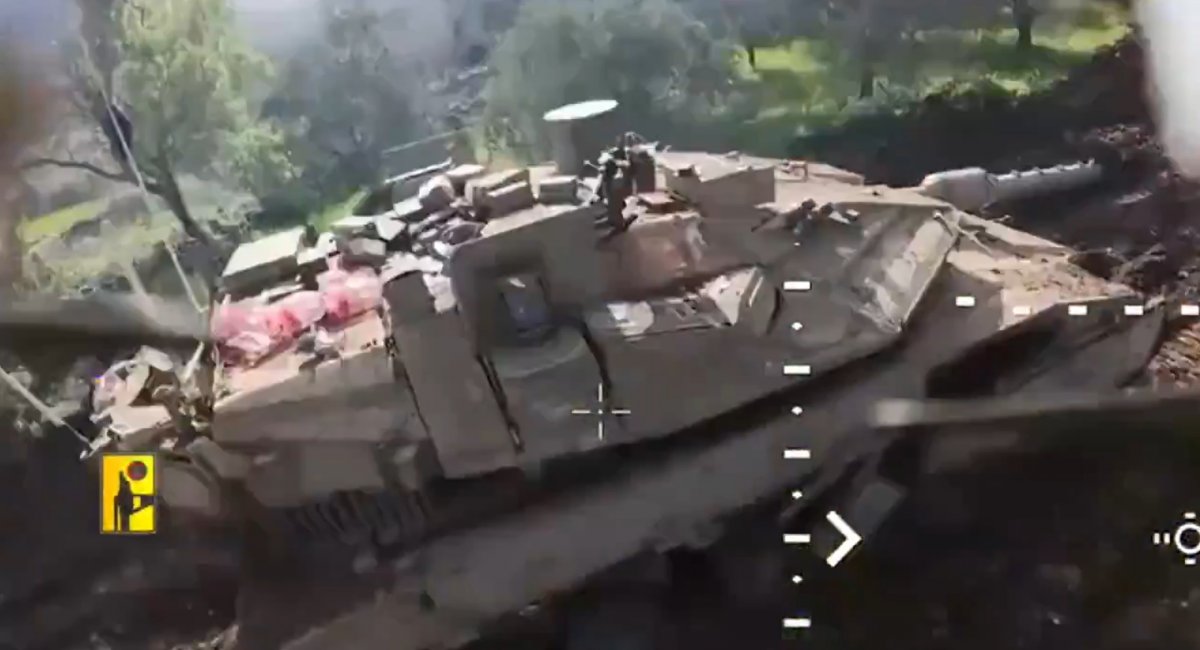 FPV-дрон Хезболли за мить до влучання у танк Merkava 4 прямо по його КАЗ Trophy