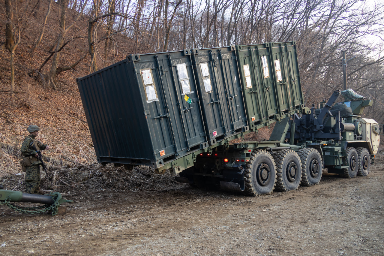 Вантажівка морпіхів США для перевезення стандартизованих контейнерів