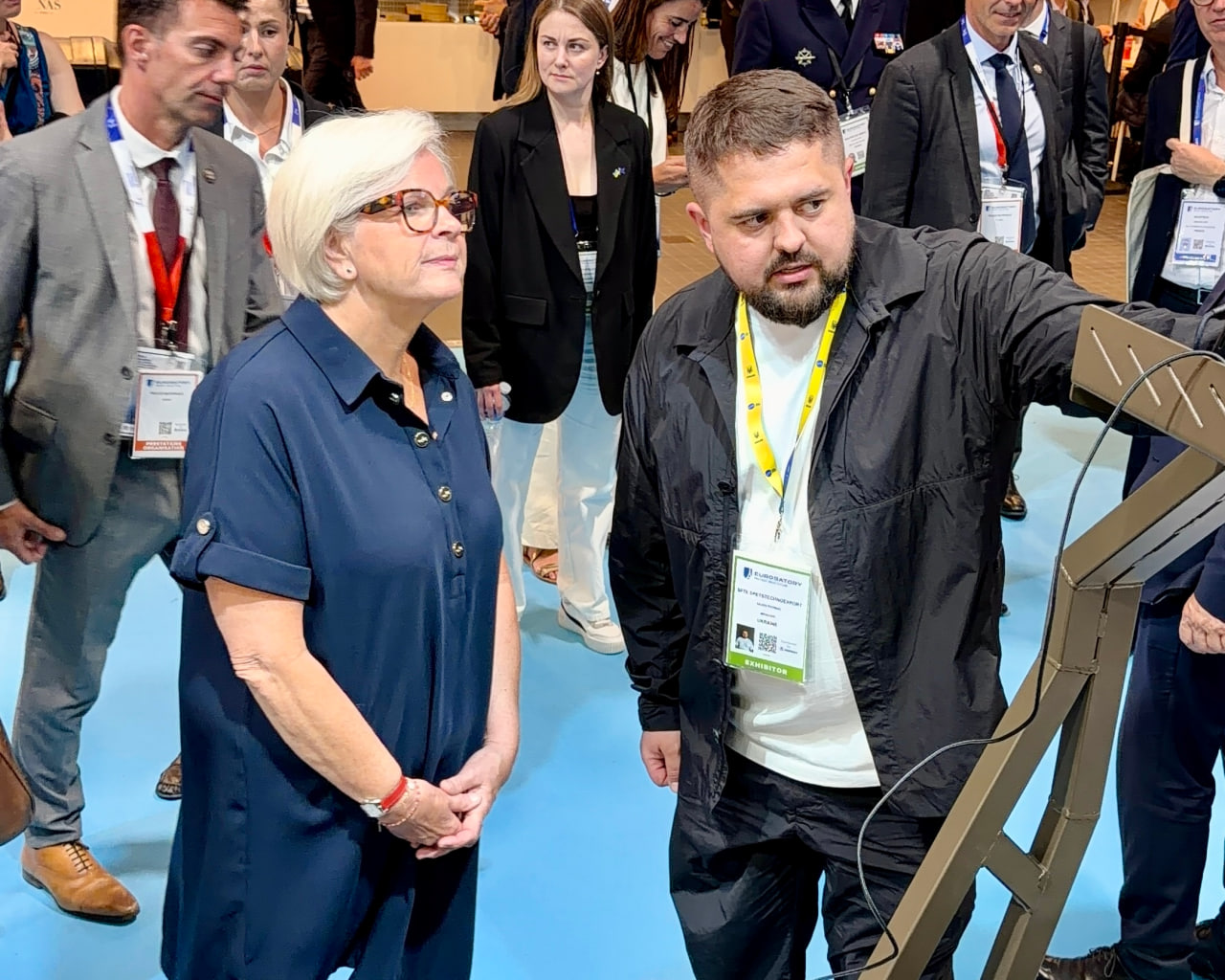 Міністерка збройних сил та ветеранів Франці Катрін Вотрен на стенді NUMO Robotics