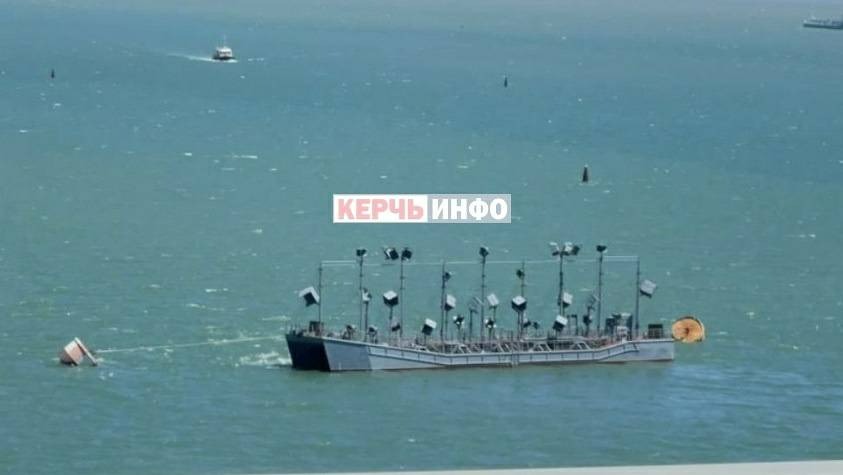 Баржа-мішень 436Бис з кутовими відбивачами