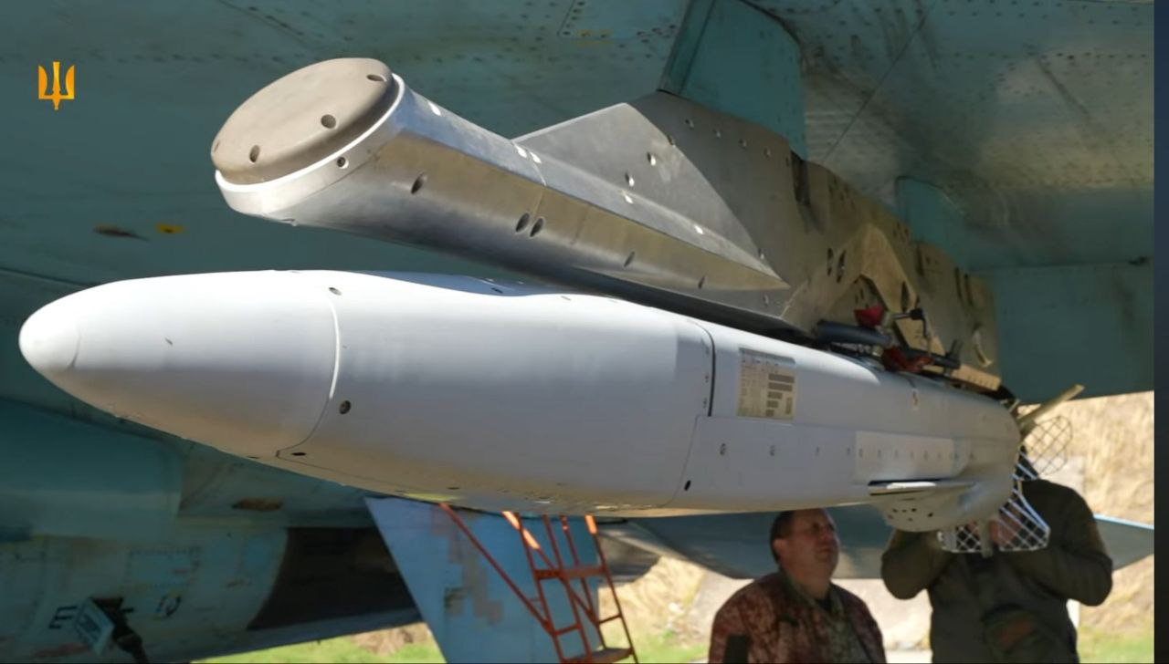 ADM-160 MALD під крилом українського Су-27 та загадковий тримач