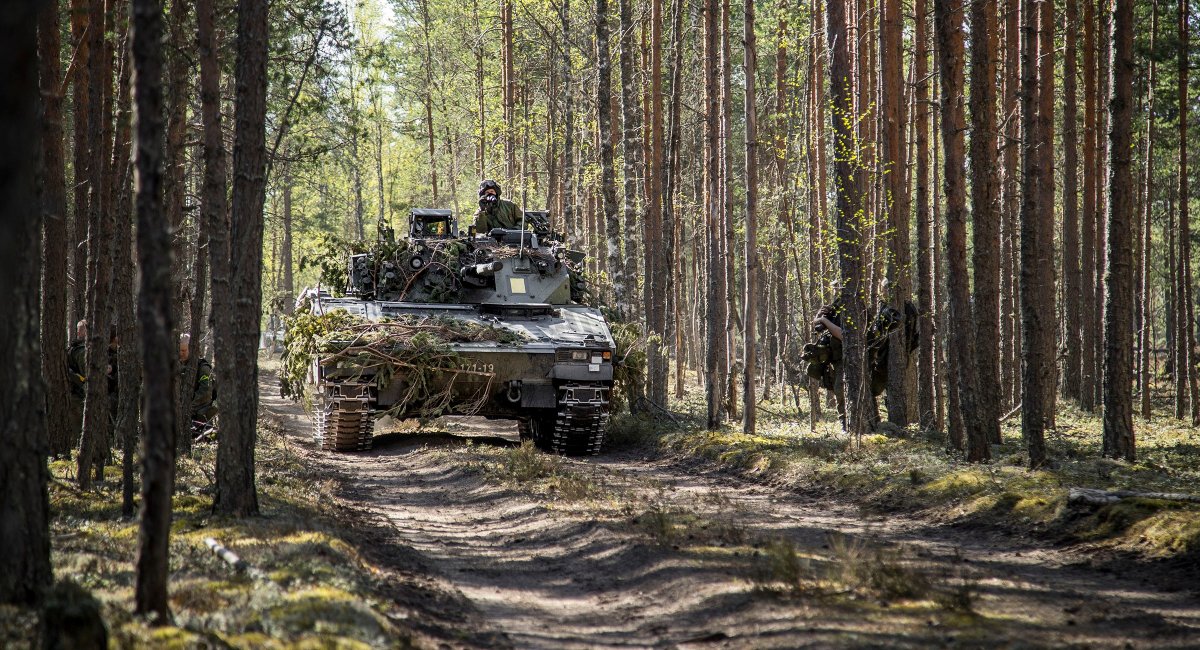 Швеція планує передати Україні десятки БМП CV9040