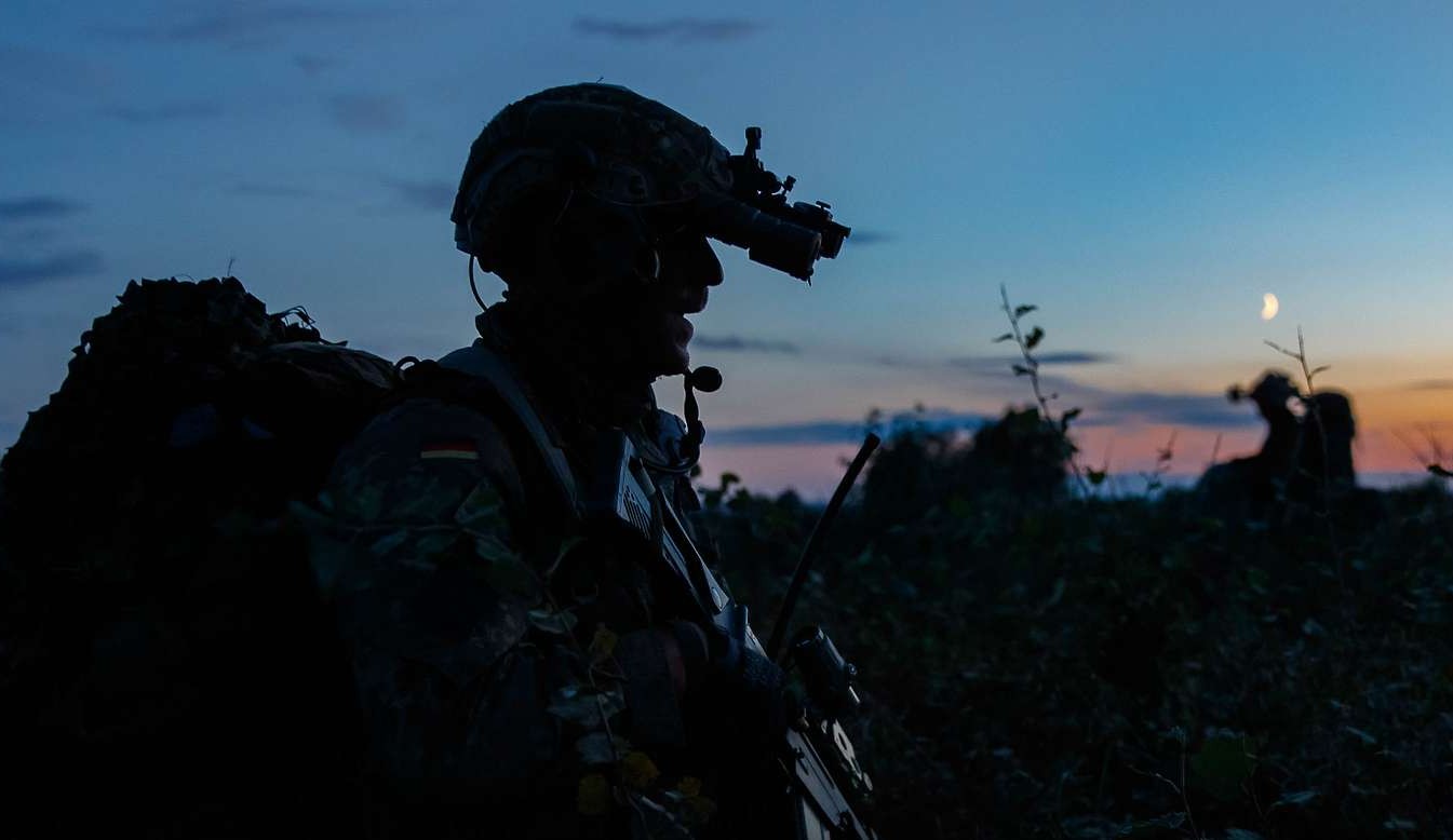 Німецький військовий з приладом нічного бачення