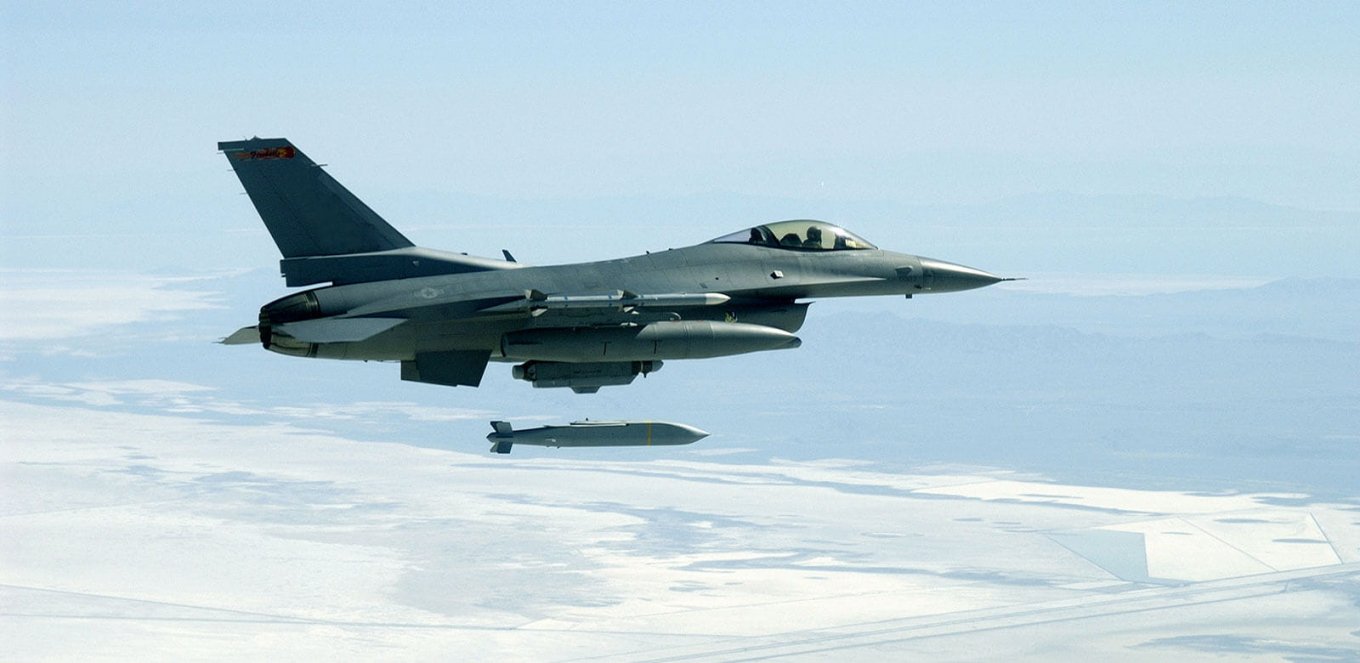 AGM-154 JSOW під час скидання з F-16