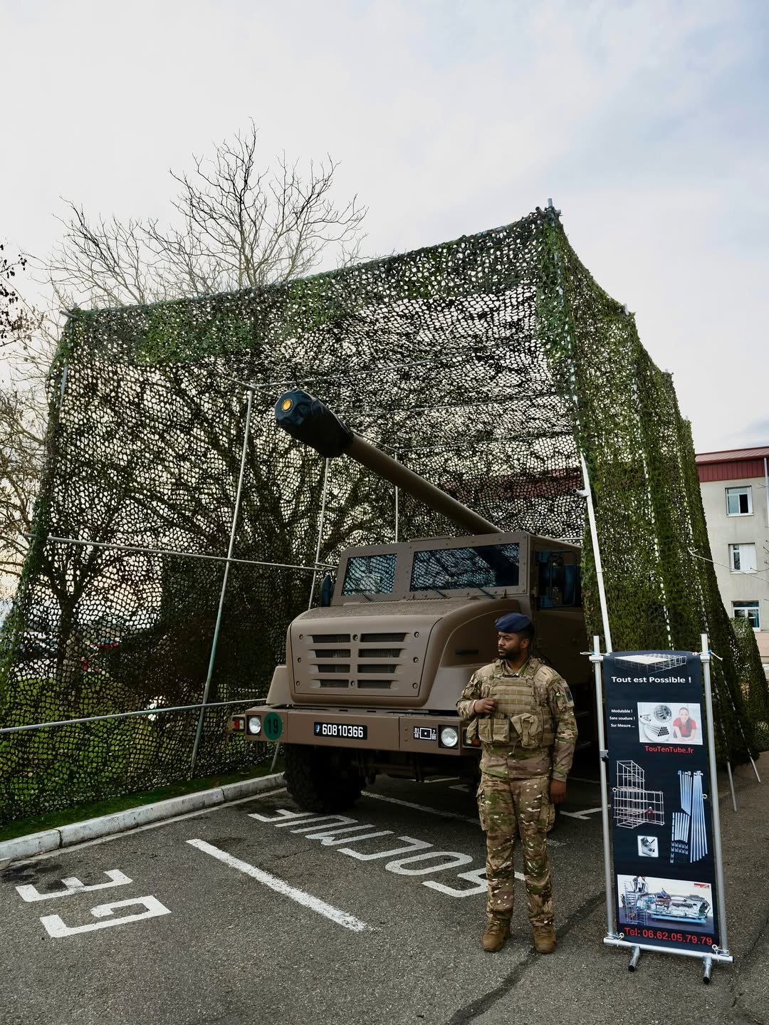 САУ CAESAR у антидроновій сітковій конструкції. Фото: 68-й Африканський артилерійський полк Сухопутних військ Франції