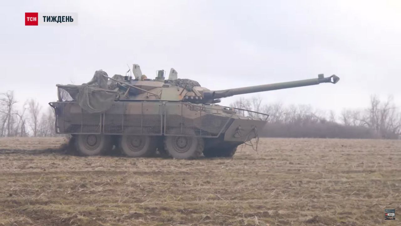 AMX-10RC з бортовими решітками і сіткою-капюшоном на озброєнні 155-ї ОМБр