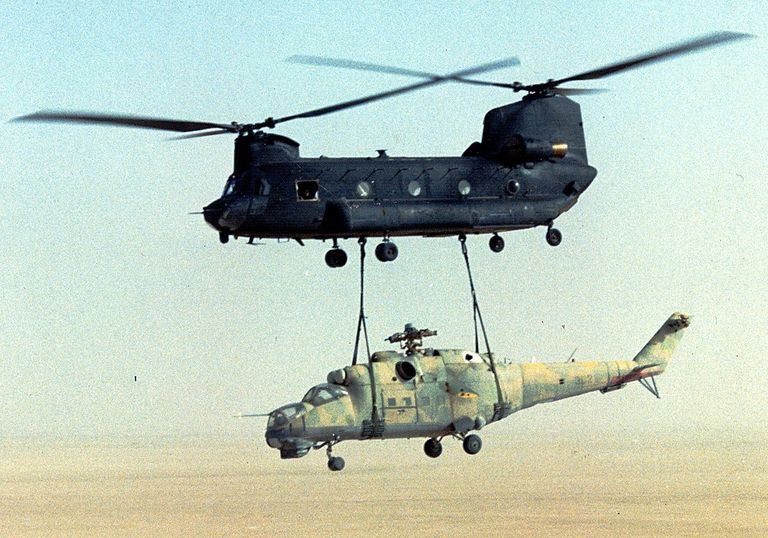 Вертоліт MH-47 піднімає Мі-24