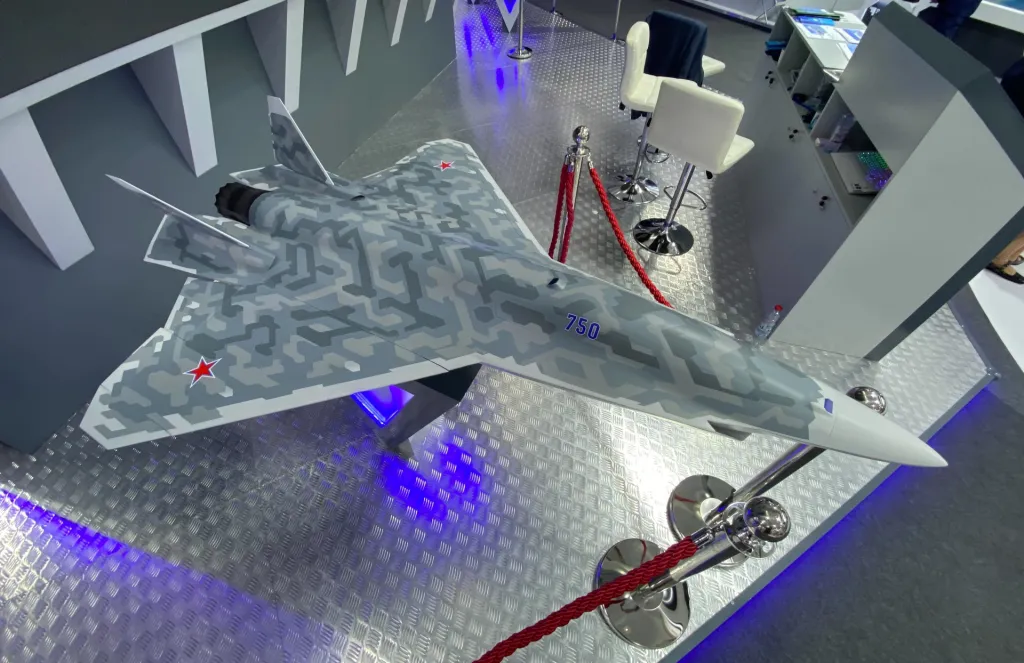 Макет БПЛА на базі Су-57 під час Дубайського авіашоу 2025