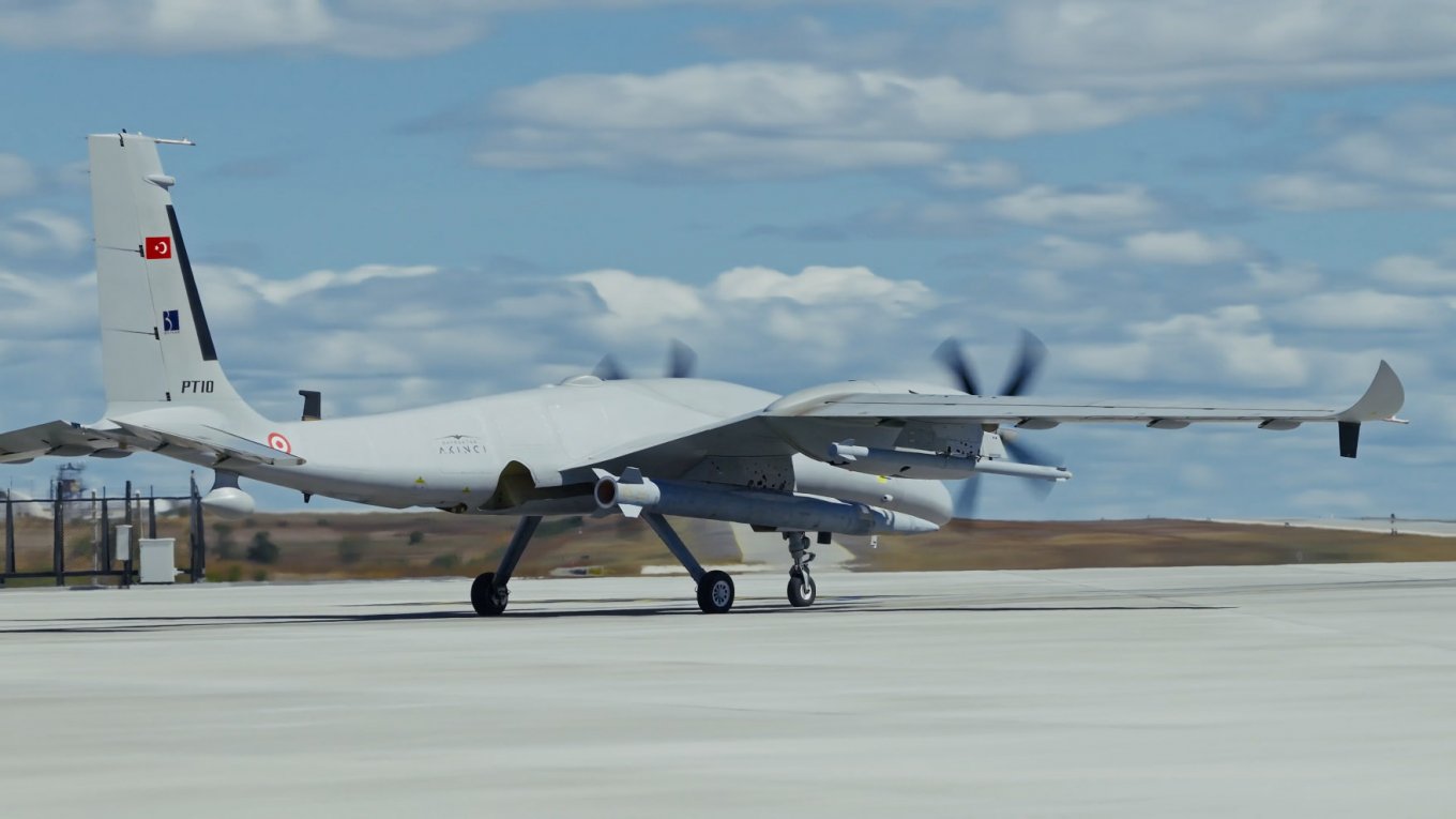 Akıncı з двома İHA-122 та однією 300 ER