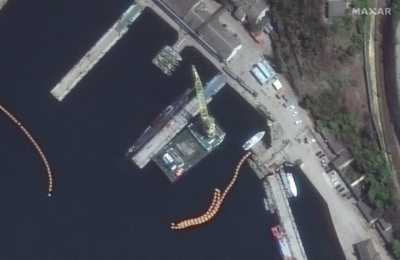 Завантаження ракет "Калибр" на підводний човен рашистів в тимчасово окупованому Криму, червень 2022 року супутниковий знімок компанії Maxar
