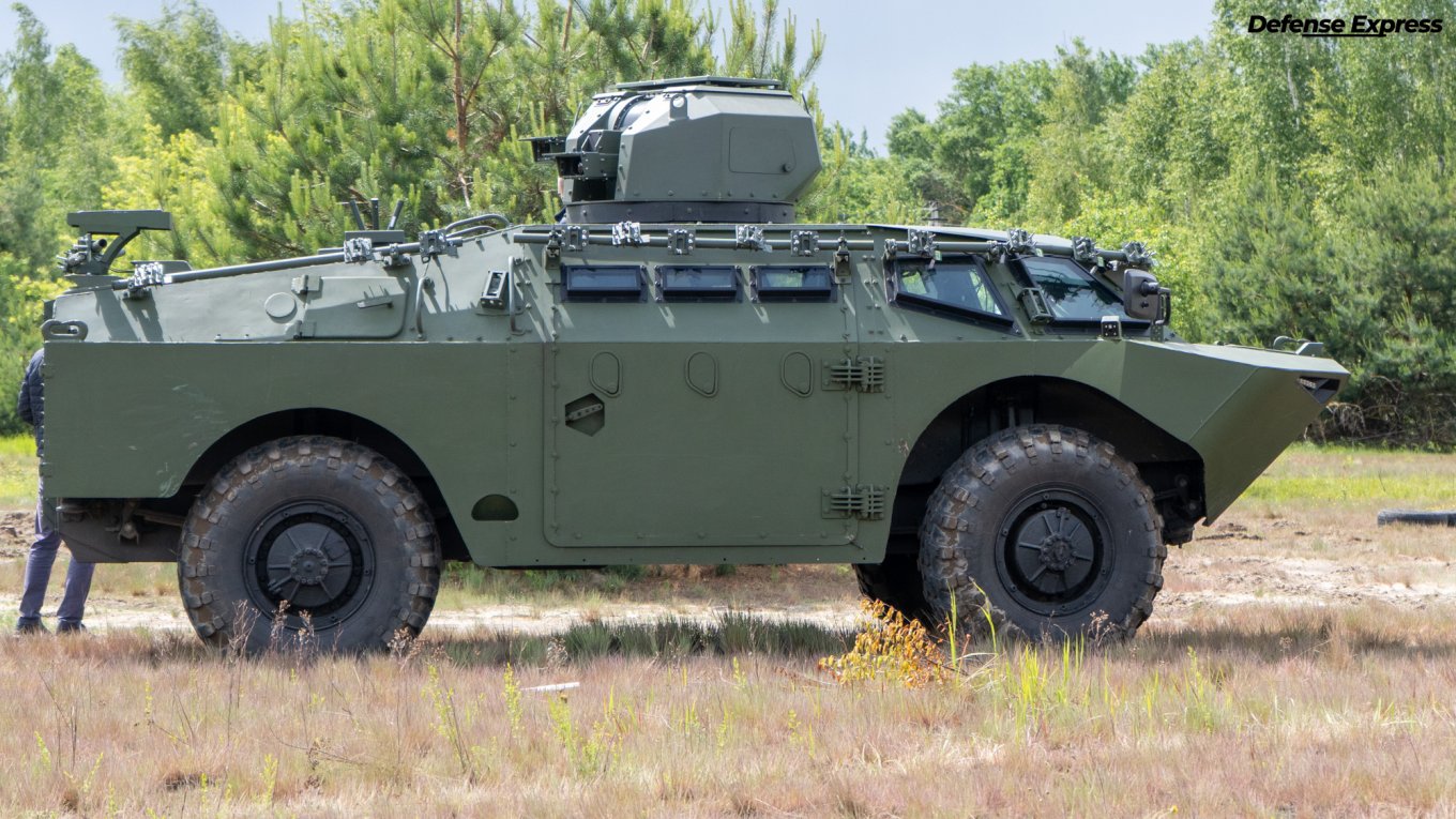 БРДМ-2М, модуль МБУ-1 якої повернутий у вказаному напрямку незалежно від маневрів машини