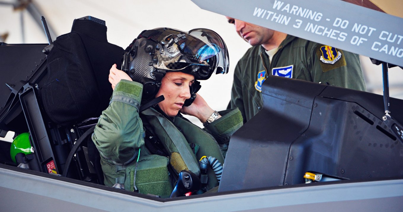 Новий F-15EX ПС США жінки-пілоти