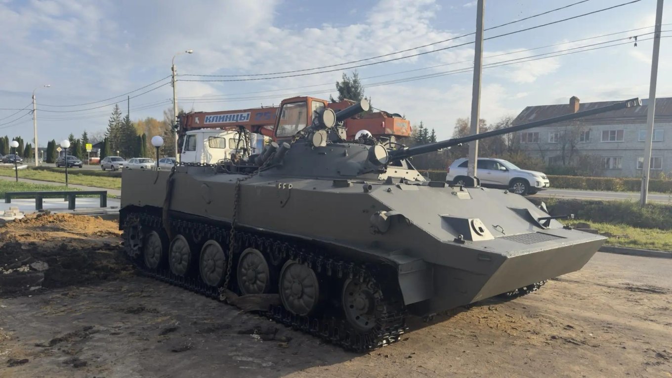 Невже росіяни на БМД-3 "навоювали" так "багато", що ці рідкісні машини вже ставлять на памʼятники