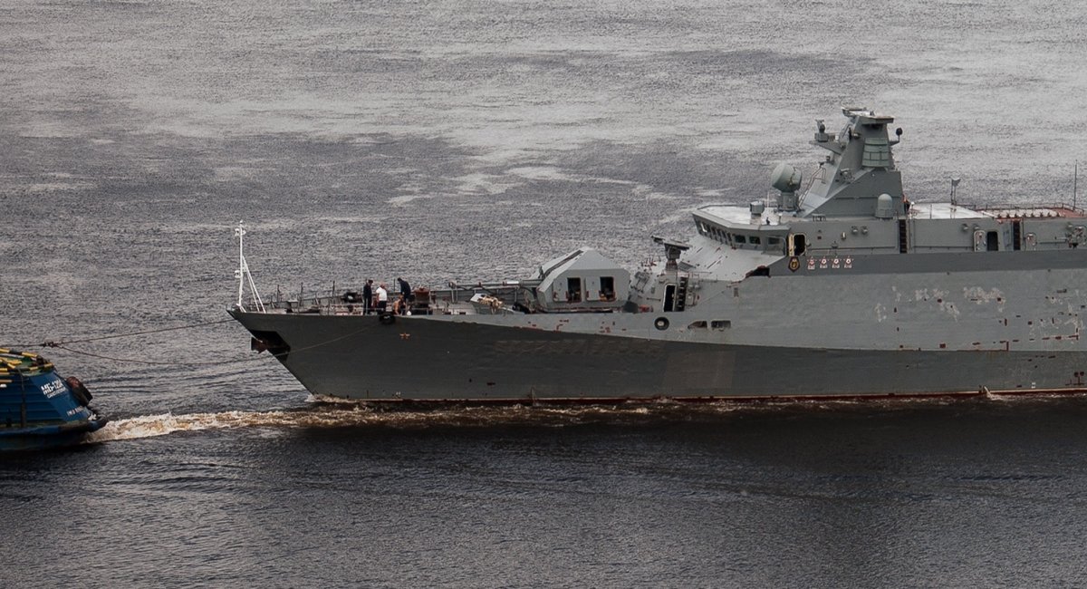 Рашисти буксирують по Волзі свій пошкоджений ракетний корвет проекту 21631