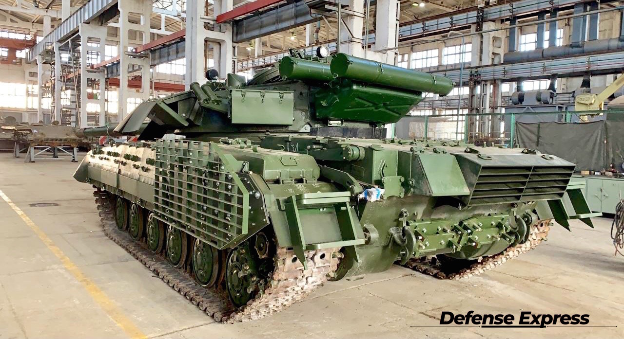 Оновлений Т-64БМ2 з новим МТО. З задньої частини танку встановлені розкладні драбинки, камери заднього виду тощо