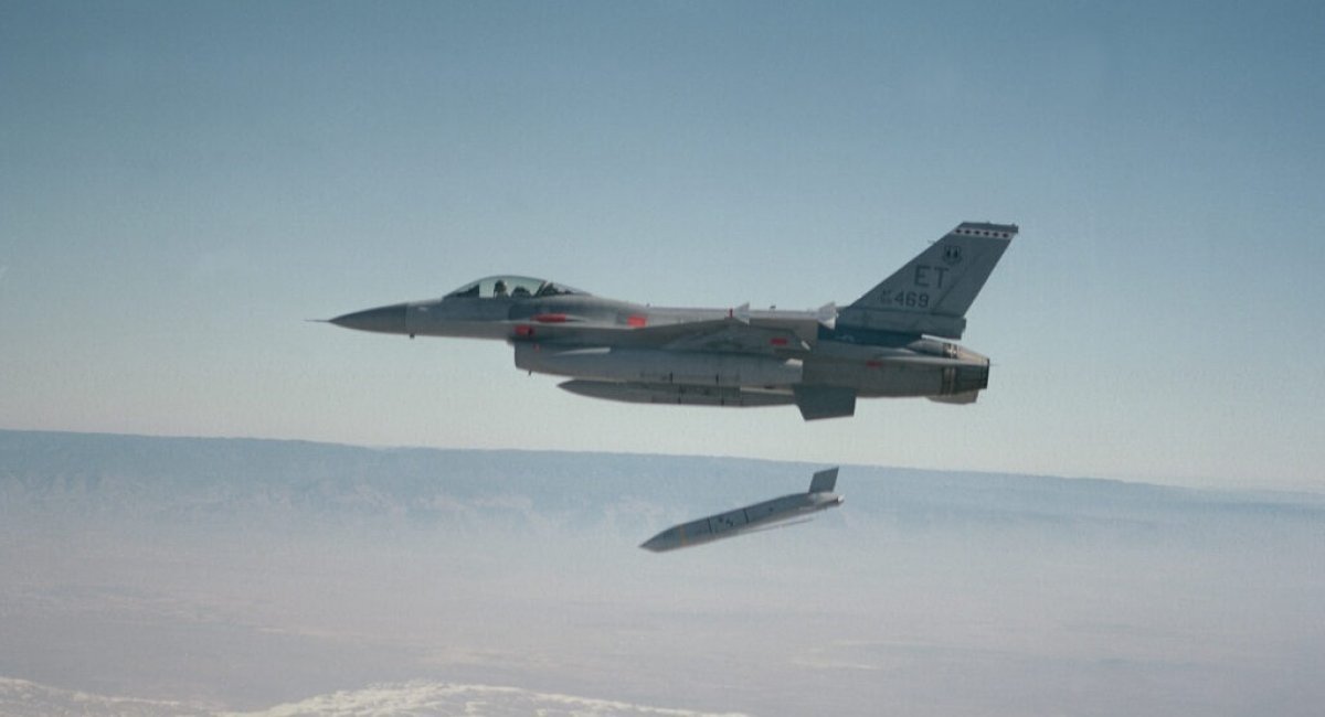 Винищувач F-16 запускає ракету JASSM-ER