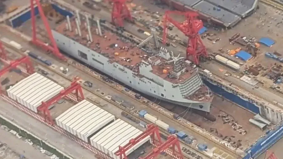 Тільки но стало відомо про 205-метровий загадковий корабель-матку, як з’ясувалось, що Китай таємно збудував його меншу копію