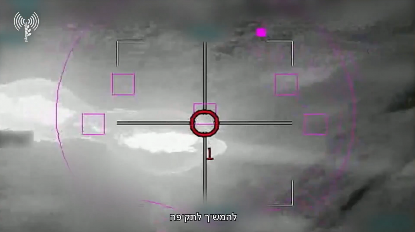 Палаючий Як-130 падає після збиття винищувачем F-35I ракетою 