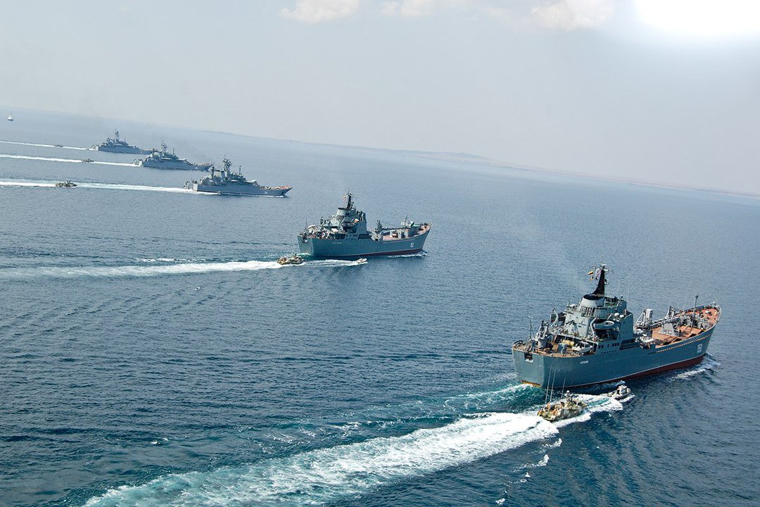 Три великі десантні кораблі проекту 775 та два десантні кораблі проекту 1171 Чорноморського флоту РФ, ілюстративне фото довоєнних часів