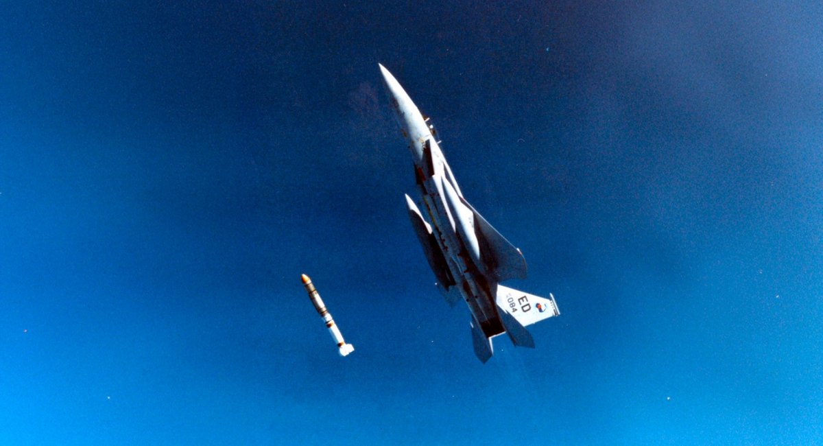 Ілюстративне фото пуску американської протисупутникової ракети ASM-135 13 вересня 1985 року (зображення штучно розширене)