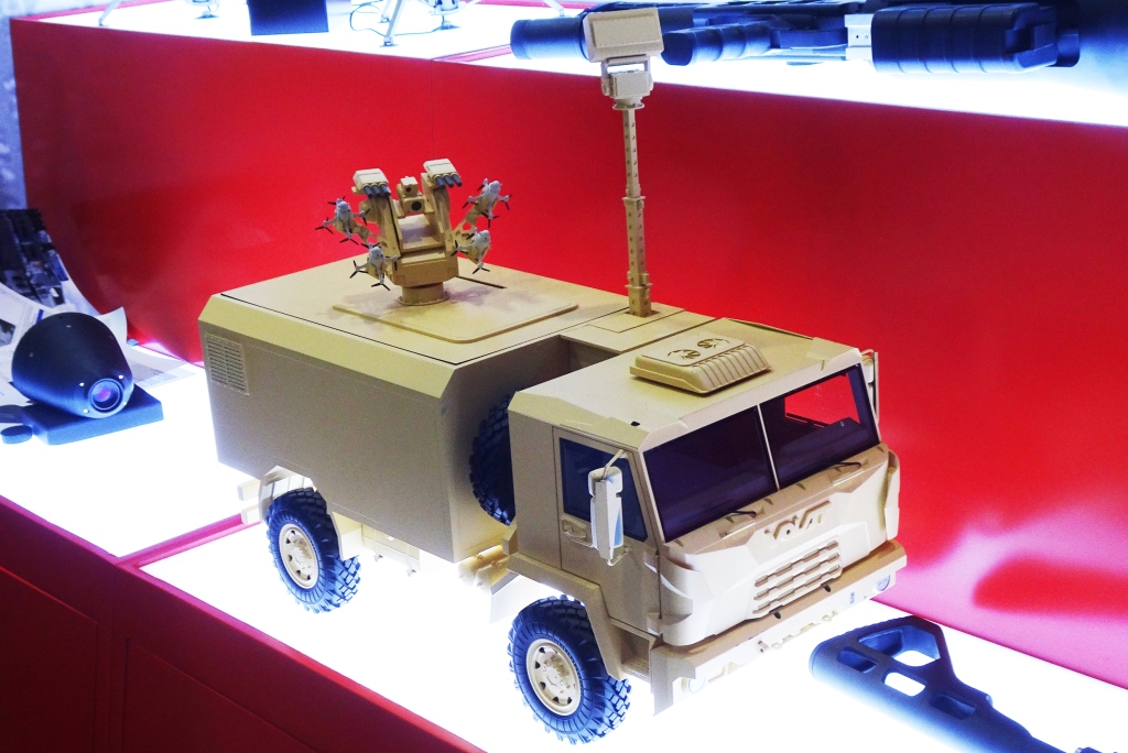 Модель білоруського комплексу FPV-дронів перехоплювачів на шасі вантажівки 4х4